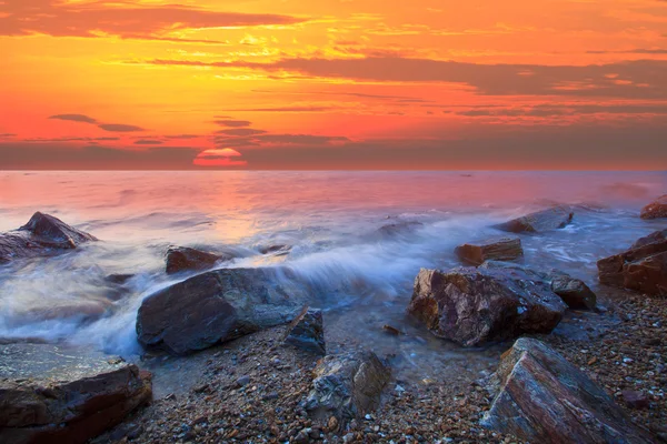 Ciel coloré en soirée à la plage de la mer couleur originale — Photo