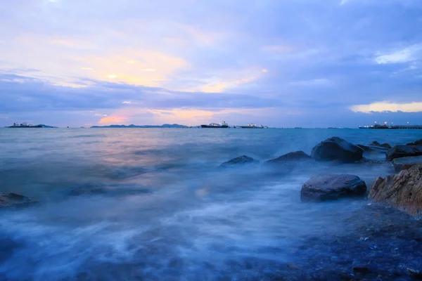 Bunter Himmel am Abend am Meeresstrand ursprüngliche Farbe — Stockfoto