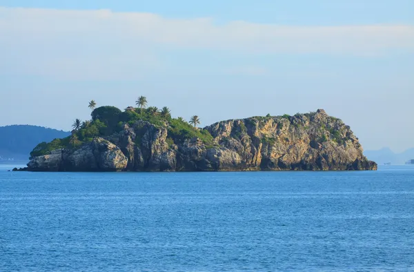 Felseninsel im Meer — Stockfoto