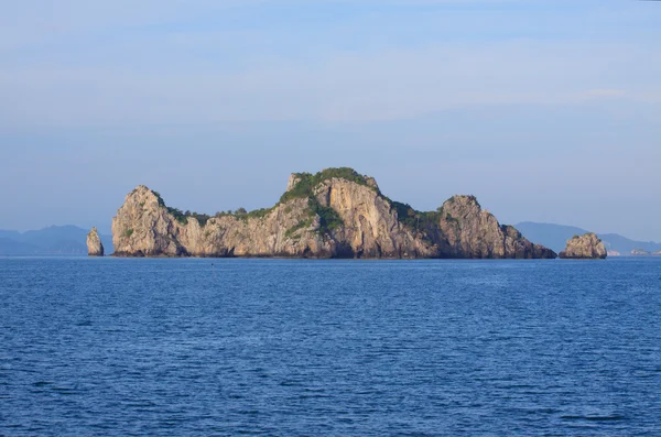 Skalní ostrov v moři — Stock fotografie