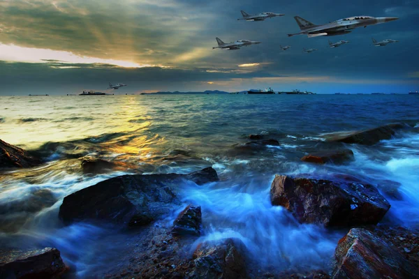 Avión a reacción volando sobre la costa del mar en el tiempo oscuro —  Fotos de Stock