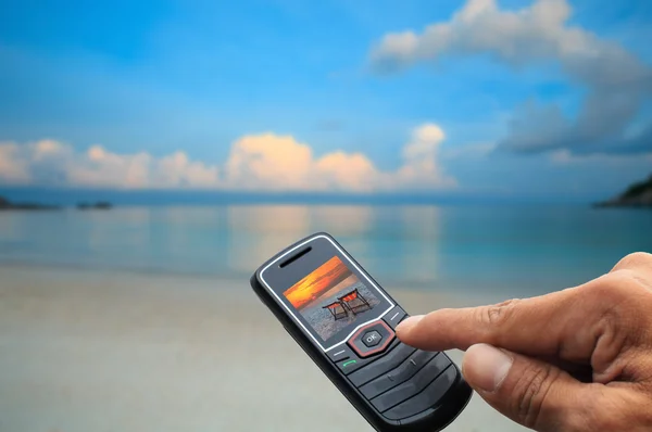 Scena di mare nel telefono cellulare e premere il dito ok — Foto Stock