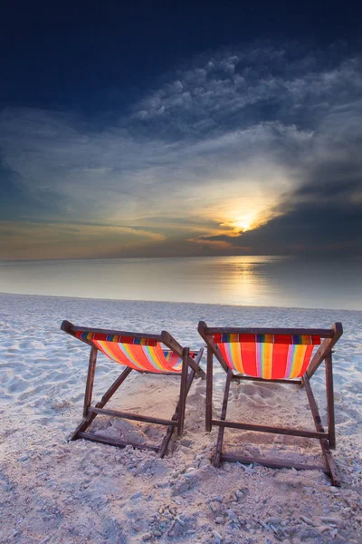 Chaises de couple plage au bord de la mer et coucher du soleil — Photo