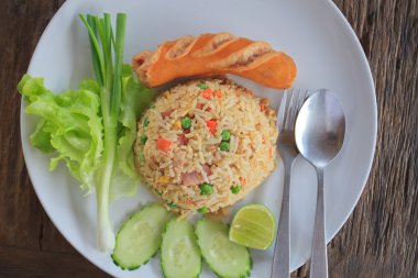 Alman sosisi ile kızarmış pilav