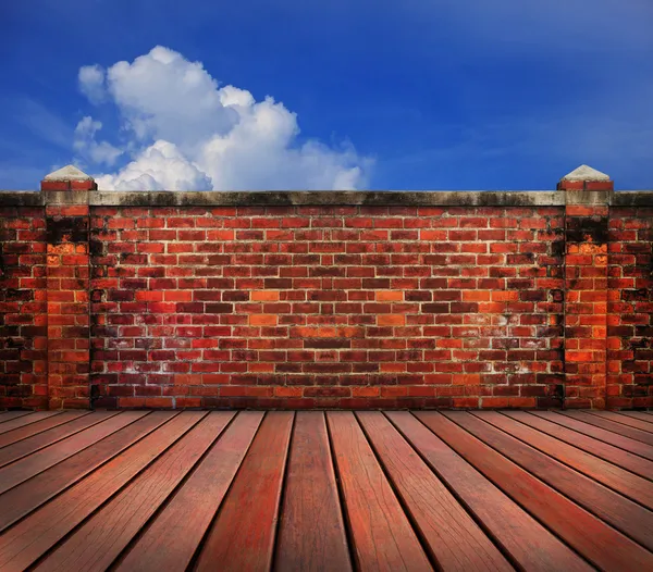 Vieja pared de ladrillo terraza de madera con fondo de cielo azul —  Fotos de Stock