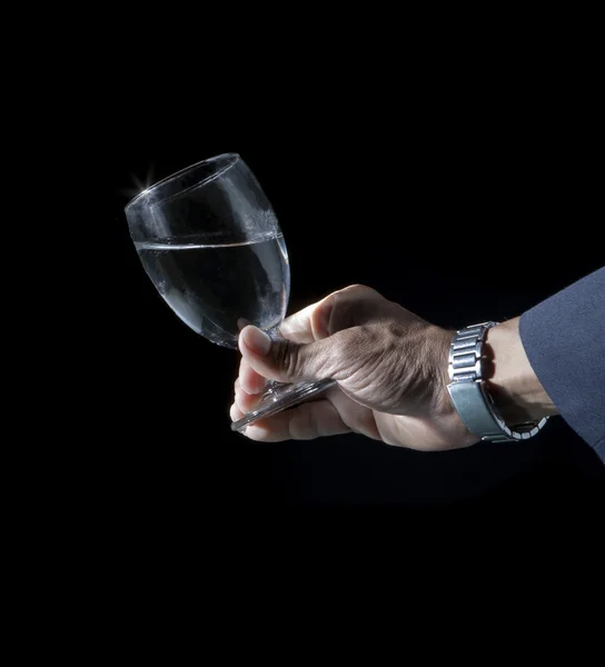 Hand och vin glas på svart — Stockfoto