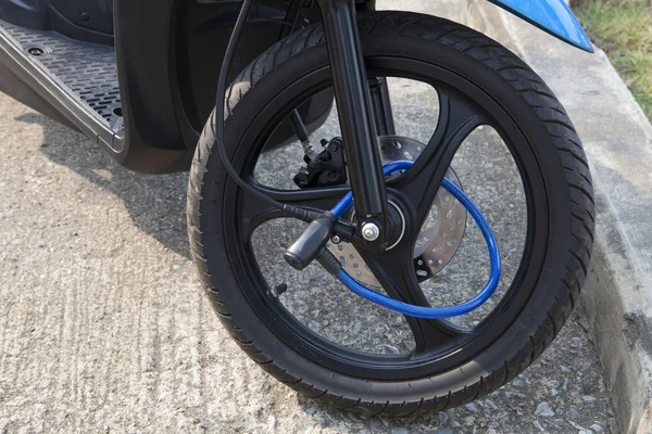 Bärbar lås på framhjulet motocycle — Stockfoto