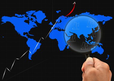 grafik harita üzerinde seyrederken el ve büyütme objektif
