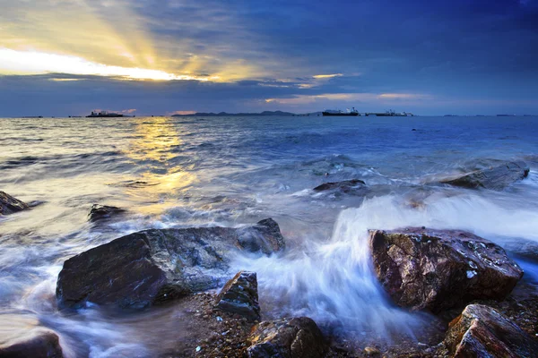 Coucher de soleil sur la plage de rochers — Photo