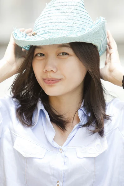 Girld i light Słomkowy kapelusz niebieski — Zdjęcie stockowe