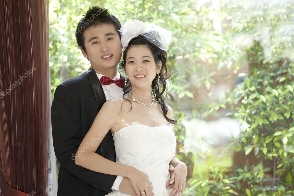 Couples of asian groom and bride in wedding suit
