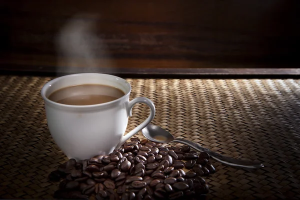 Horká káva a pečené fazole na dřevo — Stock fotografie