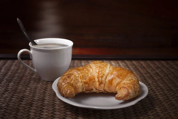 Croissant a kafe pohár — Stock fotografie