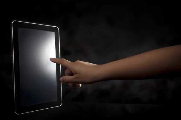 Mano puntando al tablet su sfondo scuro — Foto Stock