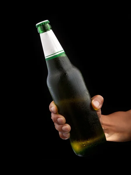 Botella de cerveza en mano — Foto de Stock