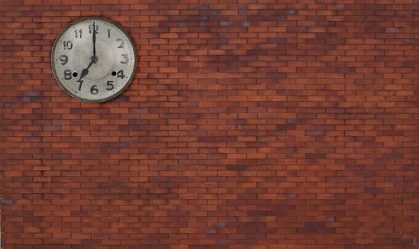Sedm o "hodiny visí na velké cihlové zdi — Stock fotografie