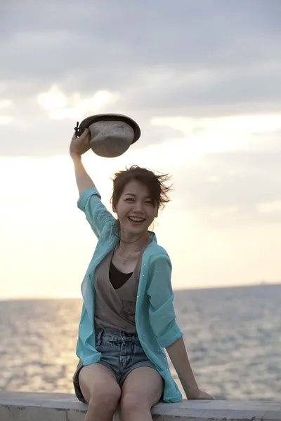 Mädchen Glück Emotion am Meer Strand Lage — Stockfoto