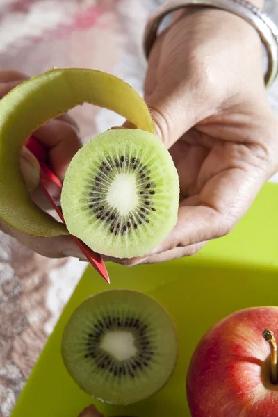 Hand hold kiwi fruit — Stock Photo, Image