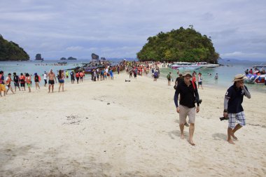 Krabi thailand-april16: kum beach koh Sağlık Bakanlığı koh küvet ve krabi il Güney Tayland koh kai görünmeyen yürüyüş tanımlanamayan ziyaretçi. Nisan 14,2013 içinde krabi provincethailand üzerinde