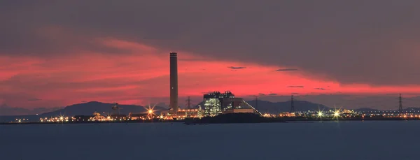 Industria pesada en el polígono industrial y hermoso cielo dramático t — Foto de Stock