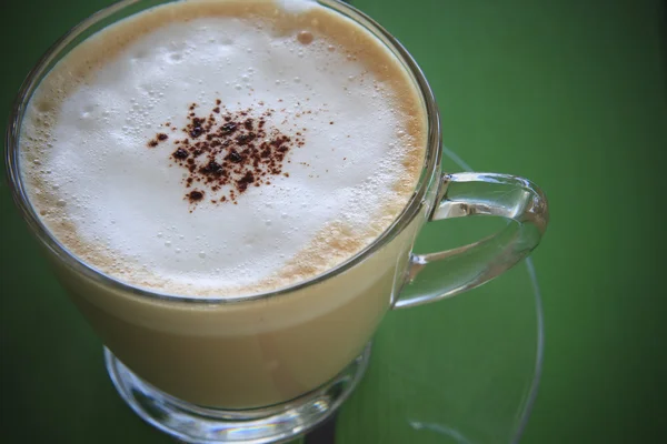 Närbild på varm cappuccino kaffe i kopp — Stockfoto