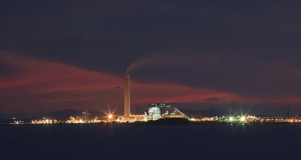 Heavy industry in industrial estate and beautiful dramatic sky — Stock Photo, Image