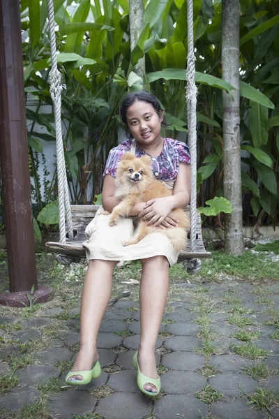 Mädchen und pommerscher Hund — Stockfoto