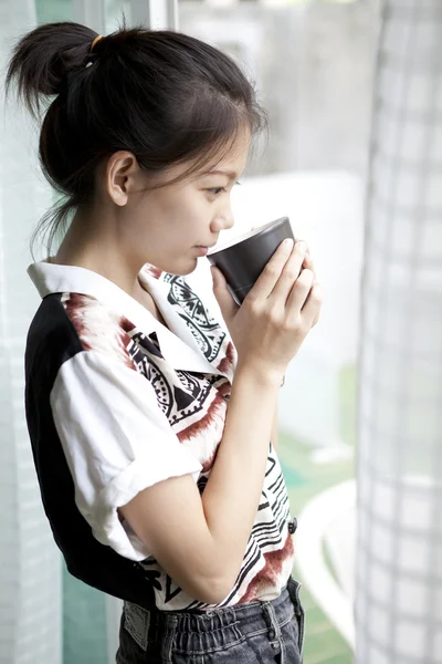 Young woman and coffee cup in hand — Stock Photo, Image