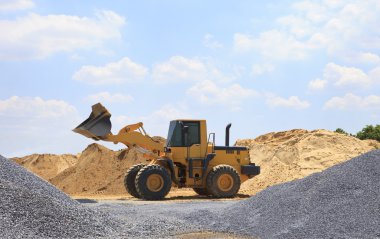 İnşaat alanı üzerinde sarı traktör
