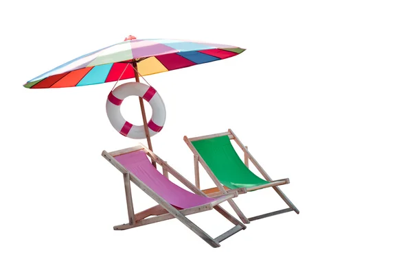 Sonnenschirm und Paare Holzstühle Strand isoliert weiß — Stockfoto