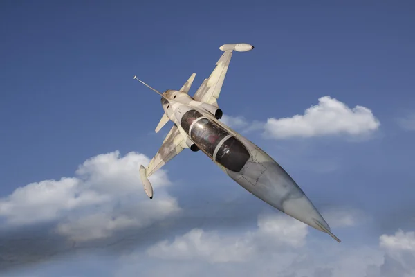 Avión jet militar volando sobre nube blanca —  Fotos de Stock