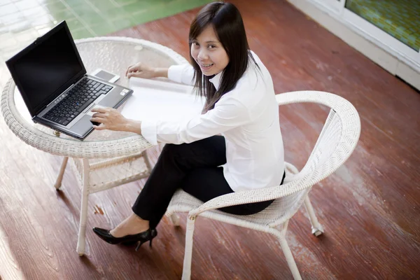 Mulher trabalhando trabalhando ao ar livre seu escritório lugar — Fotografia de Stock