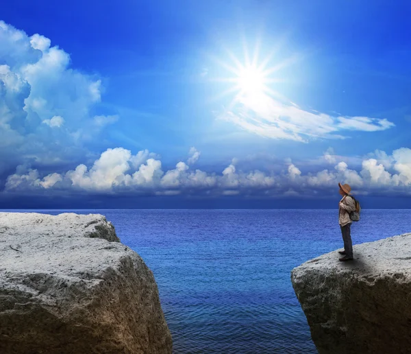 Young man on rock cliff end of way — Stock Photo, Image