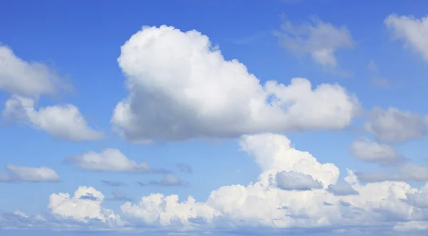 Красивое голубое небо белое облако — стоковое фото