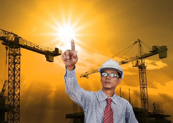 Inżynieria mężczyzna pracujący w budowie — Zdjęcie stockowe