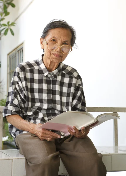 Senior woman 70s years old reading book — Stock Photo, Image