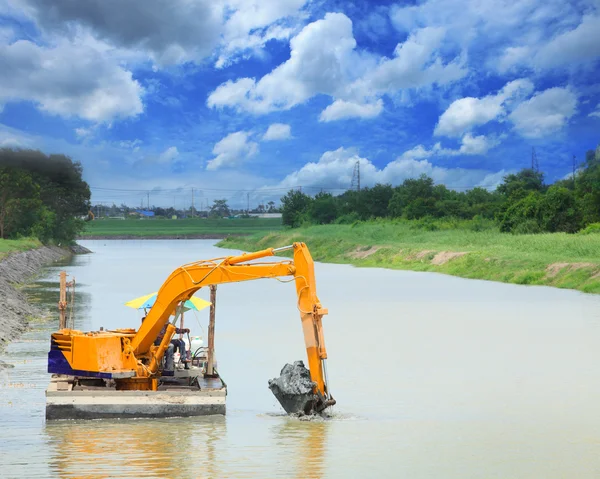 Machine lourde travaillant dans le canal — Photo
