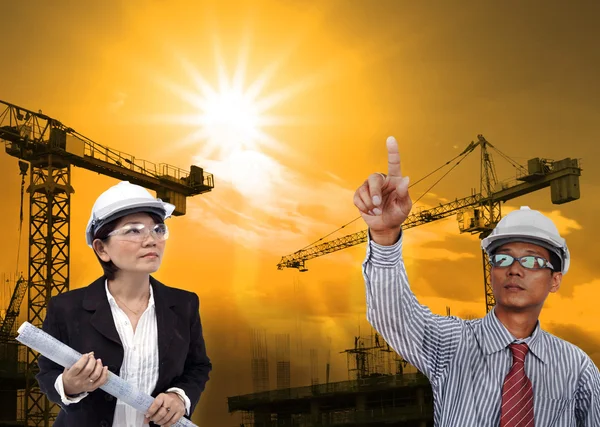 Engineering man som arbetar på byggarbetsplatsen — Stockfoto