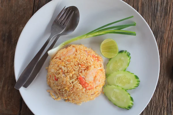 Riz frit thaïlandais aux crevettes d'eau douce — Photo