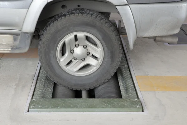 Light truck wheel test capacity to stop of brake equipment on machine rollers — Stock Photo, Image