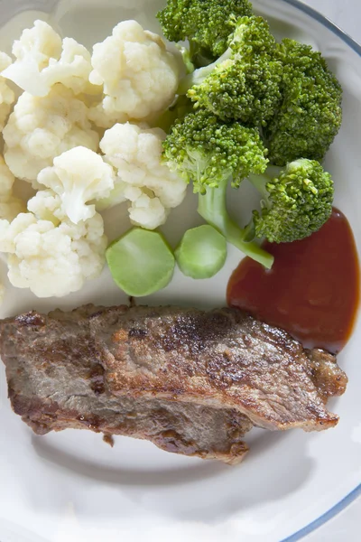 Fried beef tomato ketchup and green Broccoli white flowering ca — Stock Photo, Image