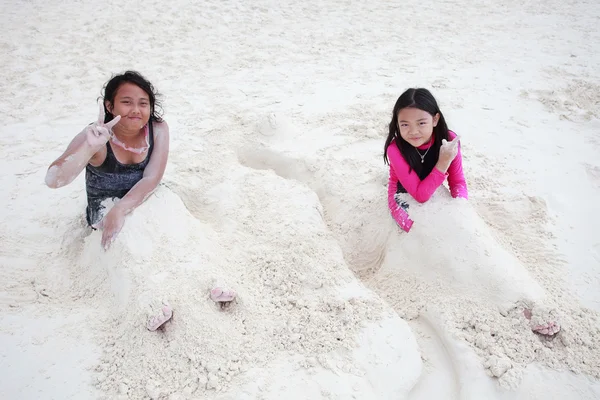 Dwa dziewczynka gra na plaży — Zdjęcie stockowe
