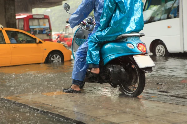 Två man bär regnrock ridning motorcykel — Stockfoto