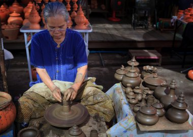 Bangkok Tayland - Sep21: belirsiz bir yaşlı kadın Tay st yapma