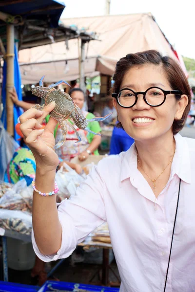 Femme et crabe de mer debout à Ang sila pont de pêche f — Photo