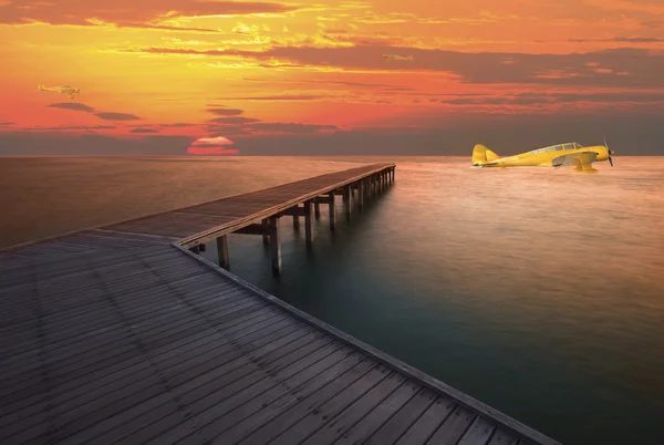 Viejo hidroavión flotando en el agua de mar — Foto de Stock