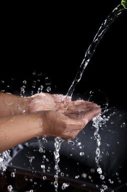 el ve siyah arka plan üzerine sıçramasına su dökerek dosya