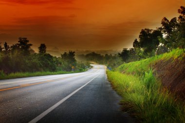 asfalt yol dağın içine gün ışığına küçük ile çalıştırın