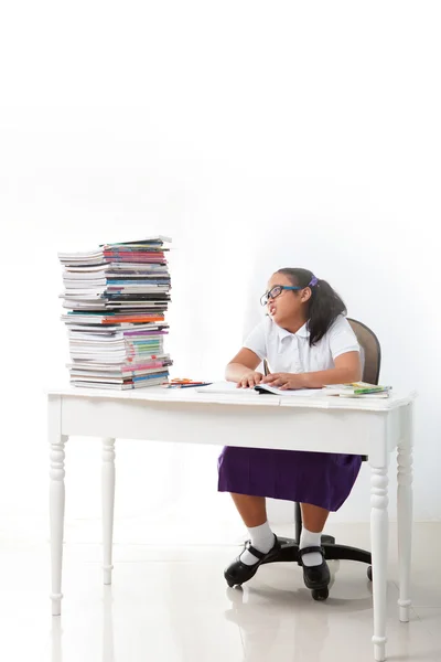 Menina asiática estudante estudando na sala de aula — Fotografia de Stock