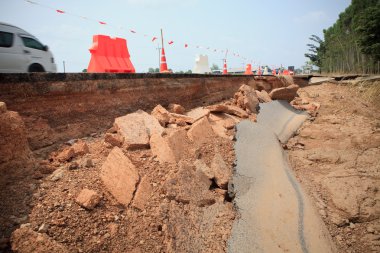 kesme yüzeyi asfalt yolun iç yapısının su ile Temizleme